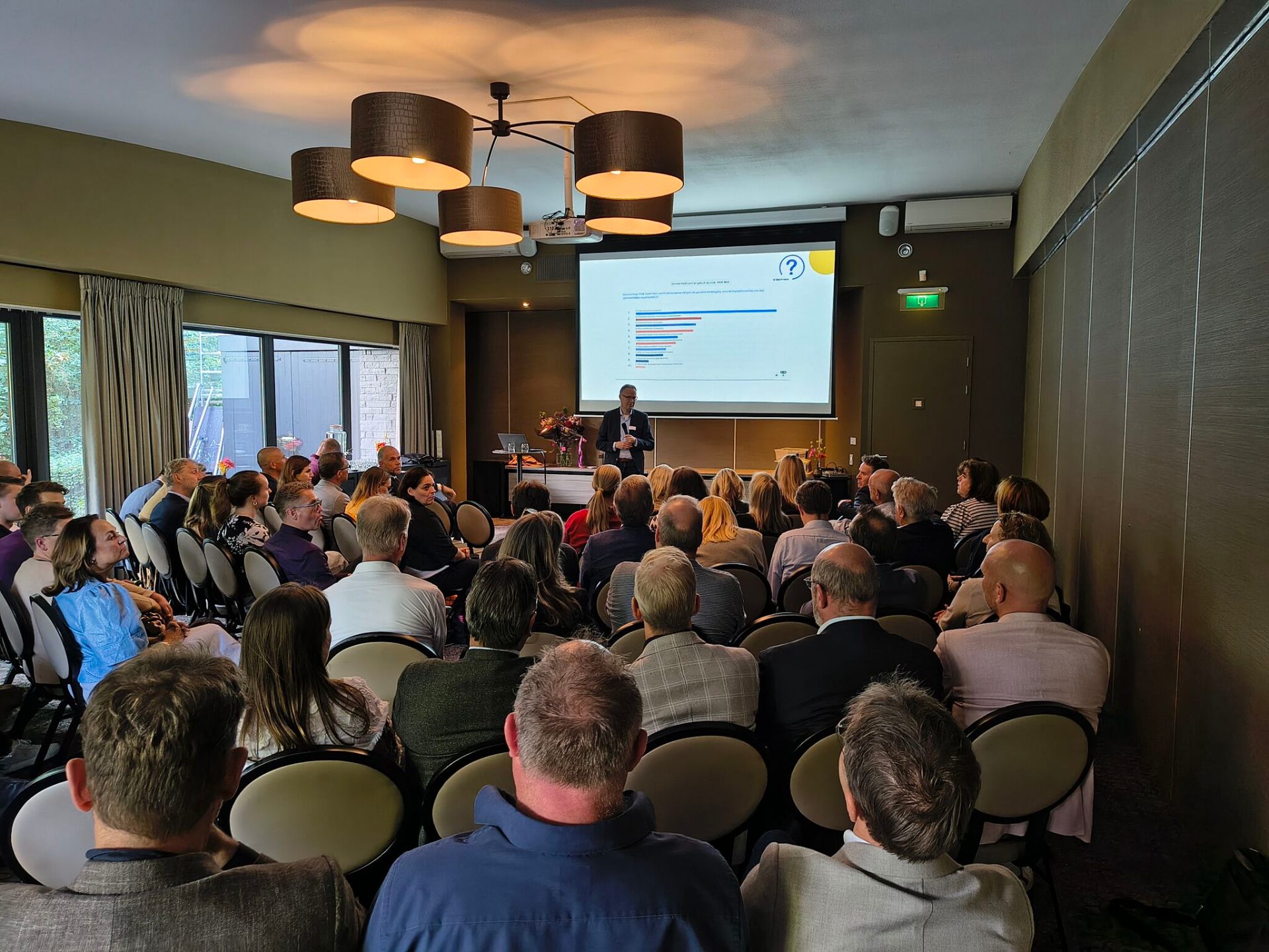 Martin de Bruin voor een publiek tijdens een keynote